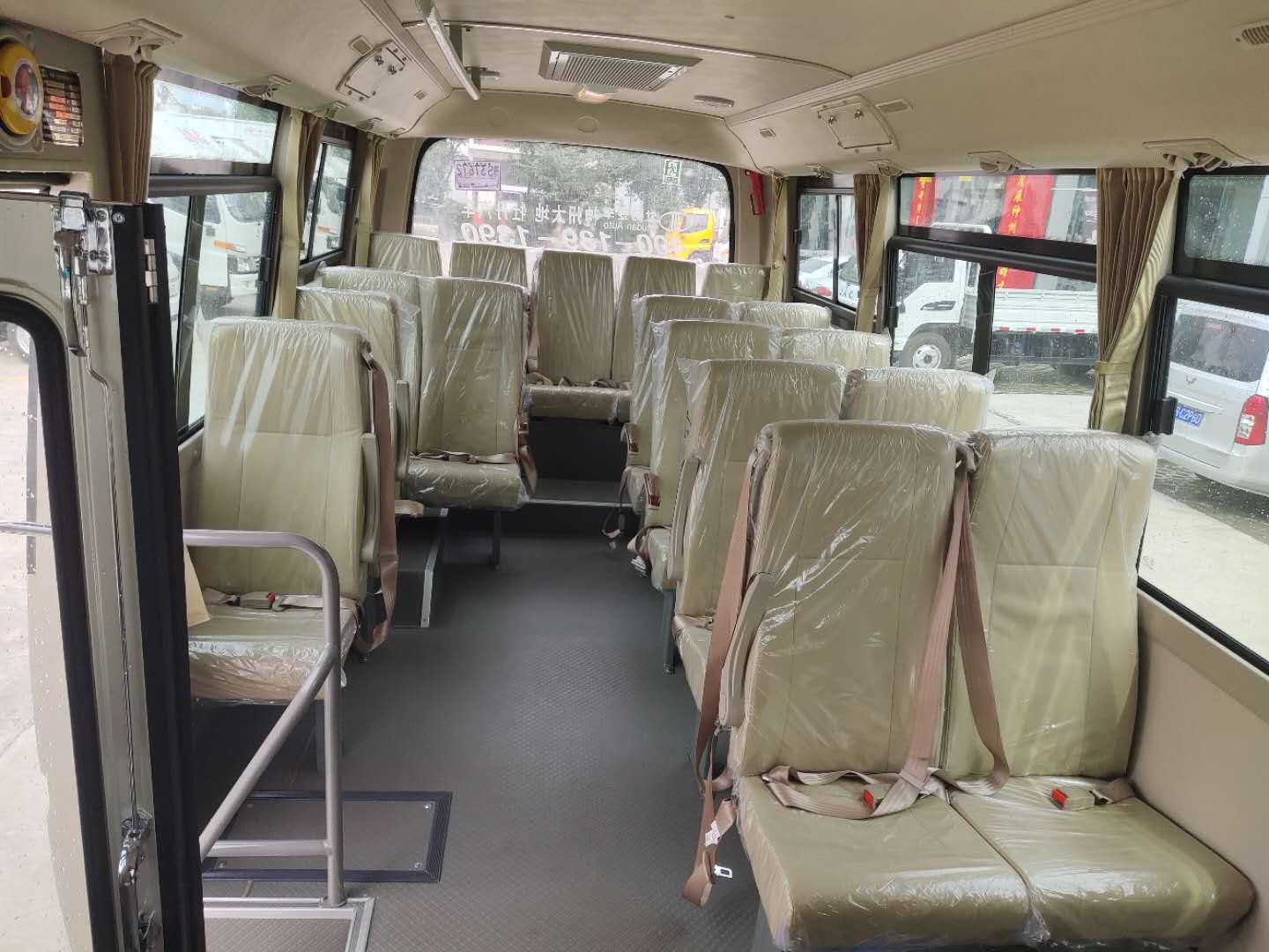 中型高二级客车内部图图片
