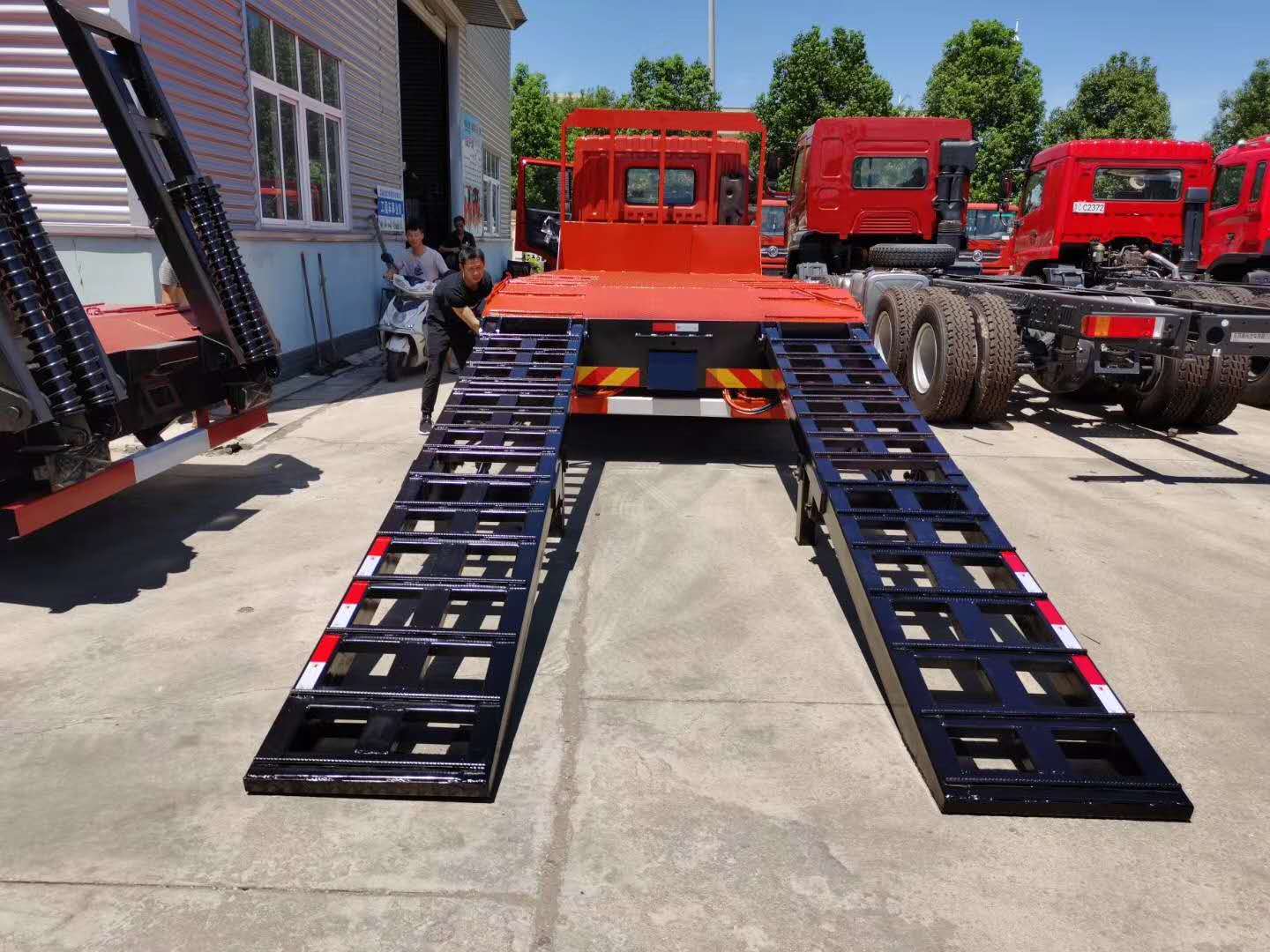 内蒙古上汽红岩拉20吨平板车挖掘机专用拖车