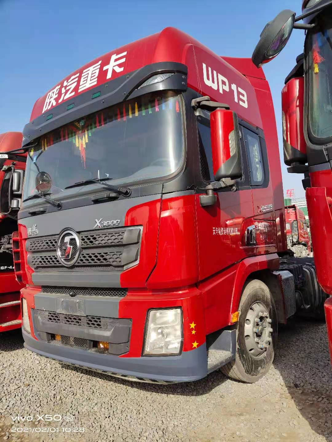 新到两台18年跑车陕汽德龙x3000牵引车,550马力带原车液缓,国五排放双