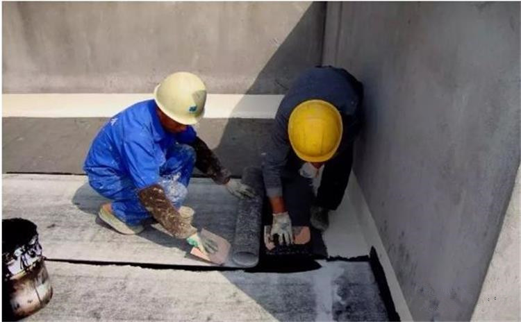 与非沥青基高分子自粘胶层热复合而成,隔离层采用有特殊性能的砂粒或