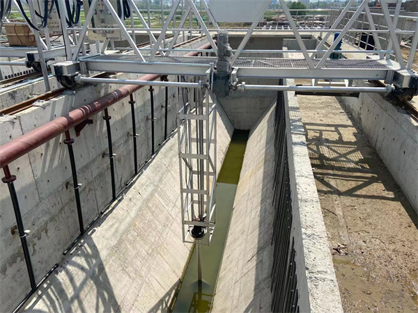 维修保养刮泥机构造及工作过程中心传动垂架式刮泥机由集渣斗,刮渣板