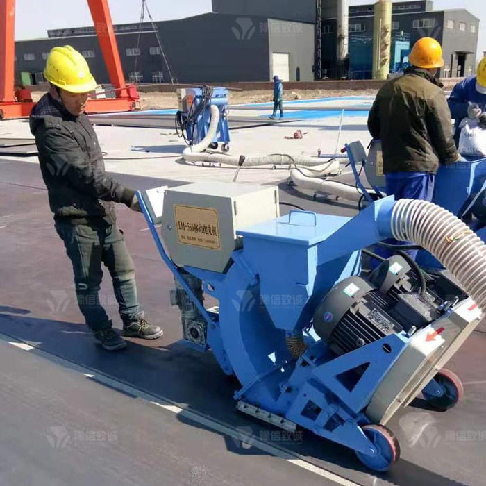 路面抛丸机是通过机械的方法把丸料以很高的速度和一定的角度抛射到