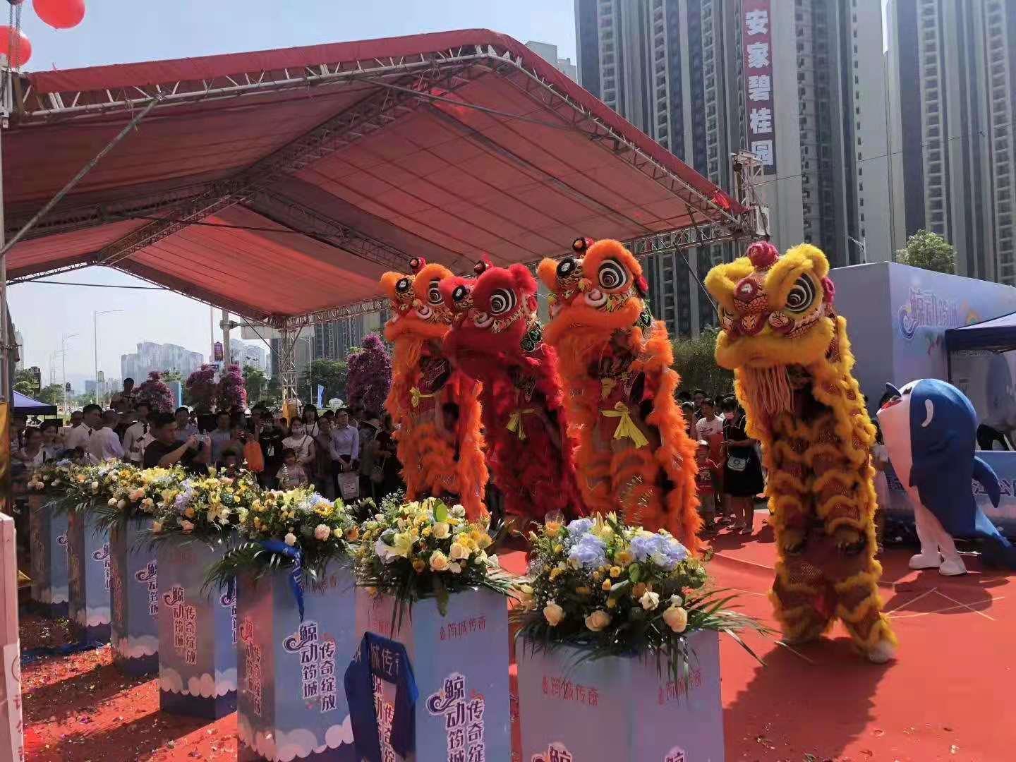 东莞火锅店开张跳桩舞狮表演