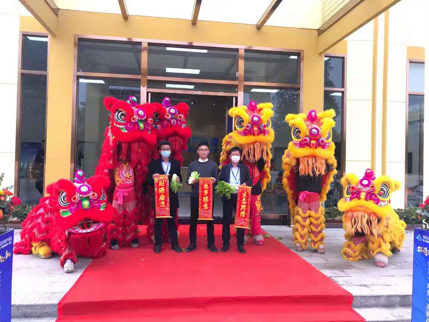 东莞火锅店开张跳桩舞狮表演