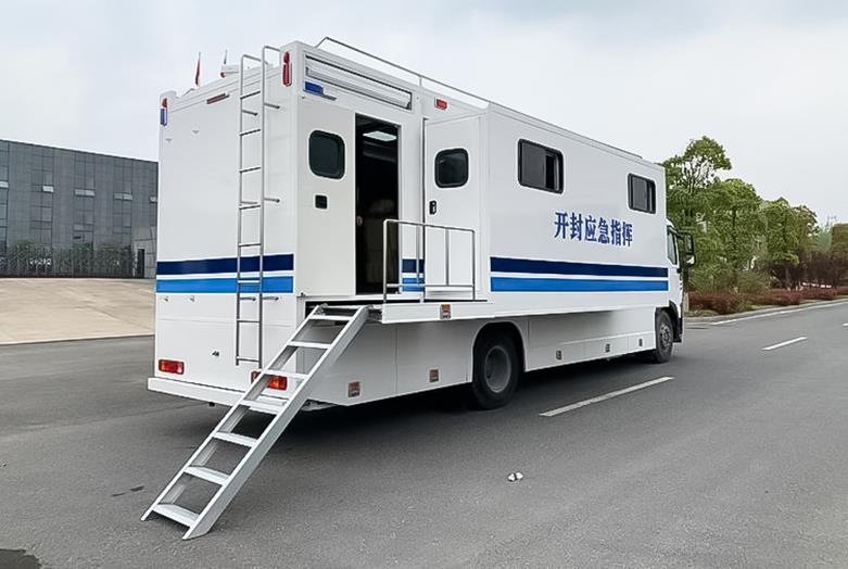 目前应急通信指挥车监控工程有多辆车进行,其监控地特点是:车辆移动