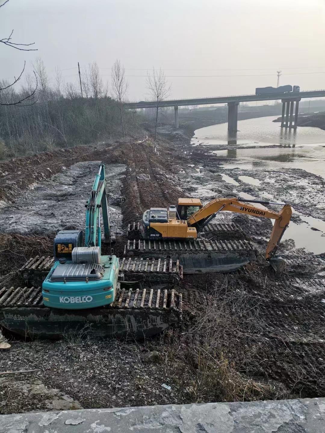 德阳尾矿库清淤钩机清理河道浮箱