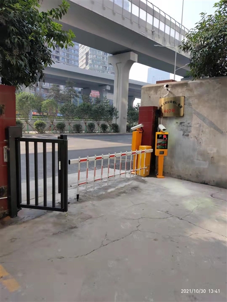 武威市凉州区小区车牌识别系统安装单位停车场道闸设备批发 学校酒店栅栏道闸厂家