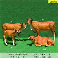各种造型的奶牛雕塑